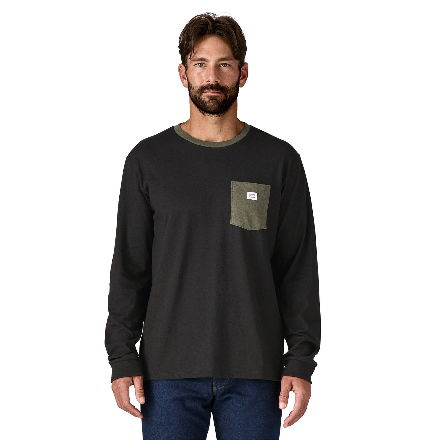 Hombre usando la camiseta Patagonia M's L/S Shop Sticker Pocket Responsibili-Tee