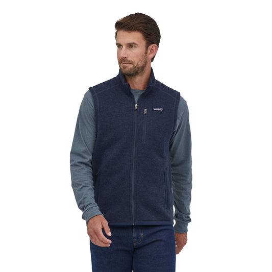 Hombre llevando el chaleco polar Patagonia M’s Better Sweater Vest azul marino