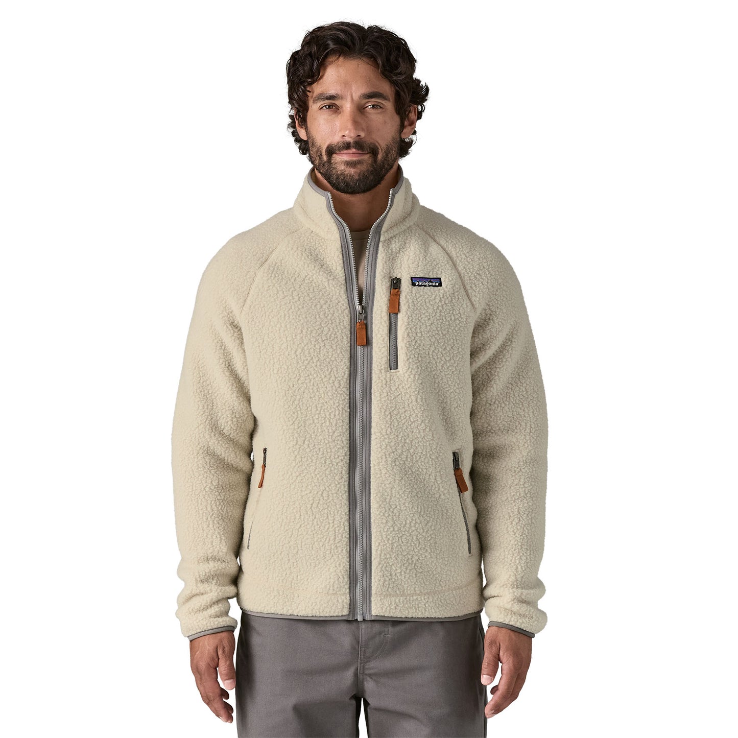 Hombre usando la chaqueta de borrego Patagonia M’s Retro Pile Jacket