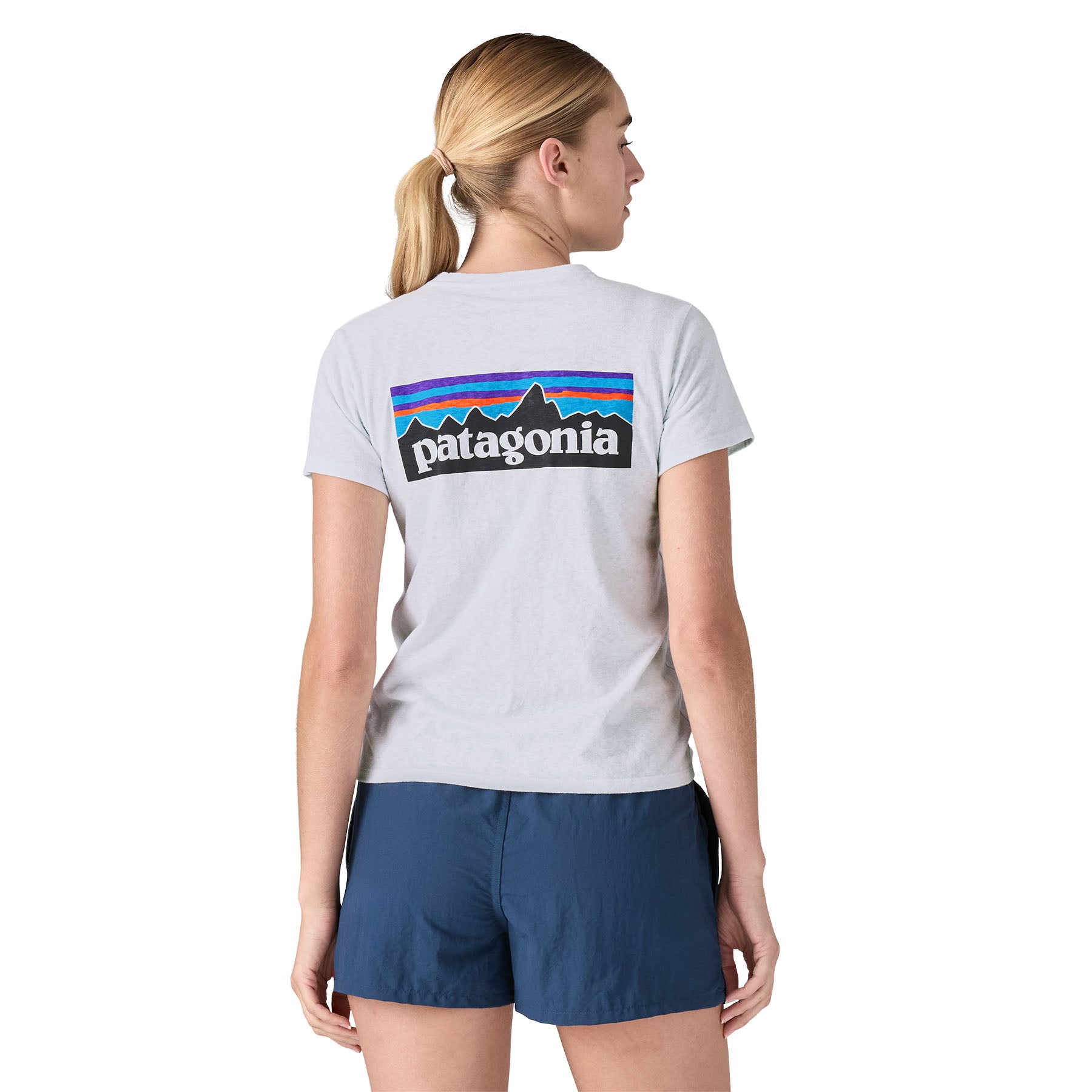 Modelo mujer vistiendo camiseta blanca Patagonia W’s P-6 Logo Responsibili-Tee trasera con logo