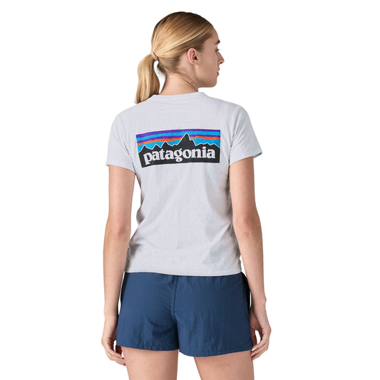 Modelo mujer vistiendo camiseta blanca Patagonia W’s P-6 Logo Responsibili-Tee trasera con logo