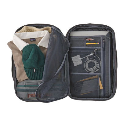 Mochila Patagonia Black Hole Micro MLC 22L negra abierta, mostrando compartimentos y organización interior.