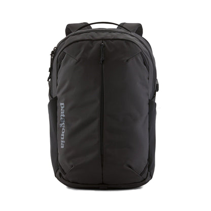 Vista frontal de la mochila Patagonia Refugio Day Pack 26L en color negro con diseño compacto y ecológico