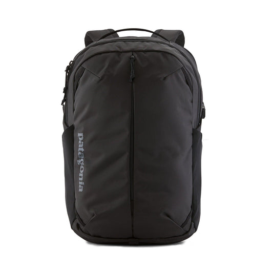 Vista frontal de la mochila Patagonia Refugio Day Pack 26L en color negro con diseño compacto y ecológico