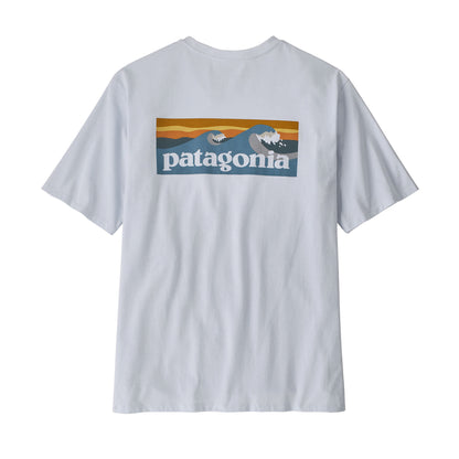 Vista trasera camiseta blanca Patagonia M’s Boardshort Logo Pocket Responsibili-Tee sostenible reciclada