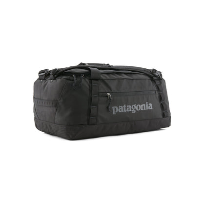 Vista frontal de la bolsa de viaje Patagonia Black Hole Duffel 40L en color negro