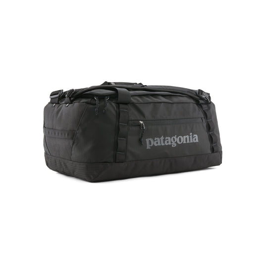Vista frontal de la bolsa de viaje Patagonia Black Hole Duffel 40L en color negro