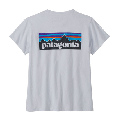 Vista trasera camiseta blanca Patagonia W’s P-6 Logo Responsibili-Tee con logo grande